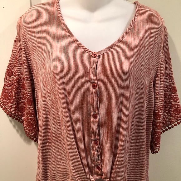 Dylan Ryan Striped top w embossed sleeves. Rust/brick red color. Tie front NWOT - Picture 1 of 5